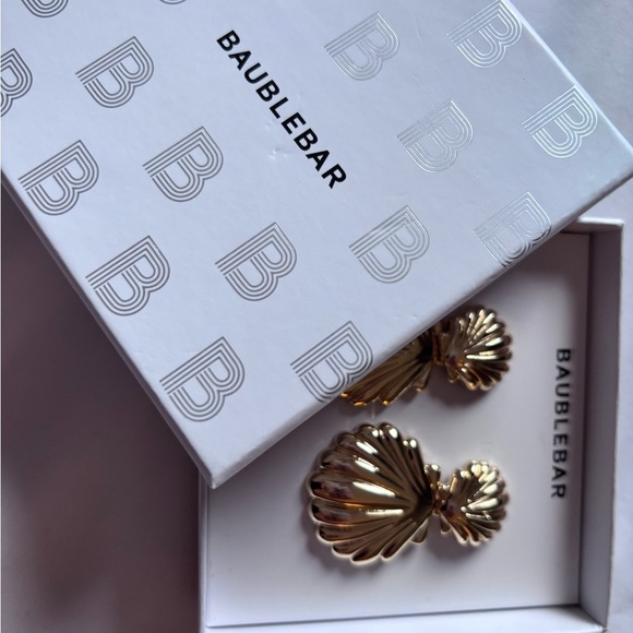 House of Harlow 1960 Gold Seashell Earrings - Picture 3 of 3